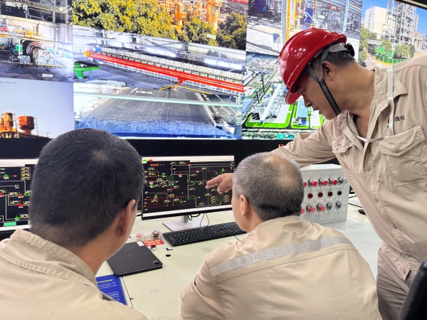 141755133392941617.jpg 技術人員中控室交流畫面.jpg