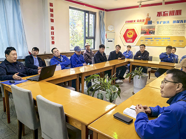 車間安全月對班組進(jìn)行消、氣防知識培訓(xùn).jpg