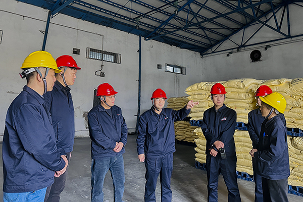 11月6日上午，公司總工程師馬軍忙深入現(xiàn)場(chǎng)開展安全專項(xiàng)檢查，圖為硫磺庫 (1).JPG