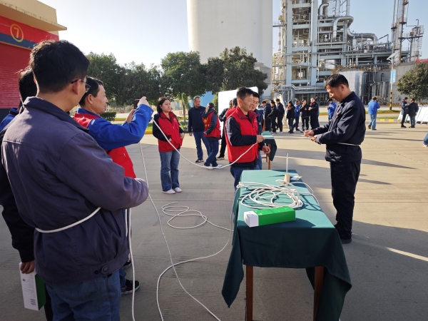 11月27日，在計(jì)控電儀部副部長沈敬輝的帶領(lǐng)下，員工們積極參與逃生繩結(jié)“生死時(shí)速”活動(dòng).jpg
